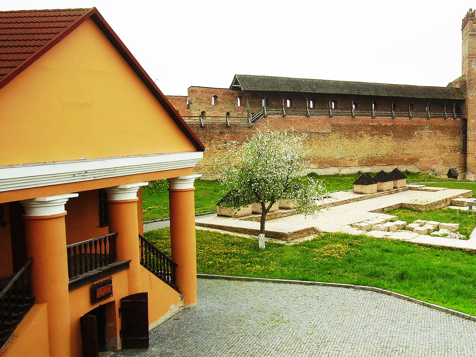 Двор Луцкого замка