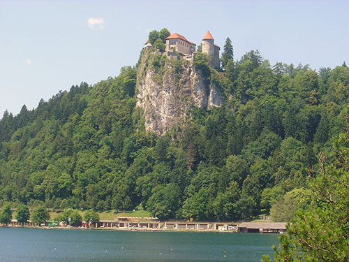 Замок Блед над пляжем озера