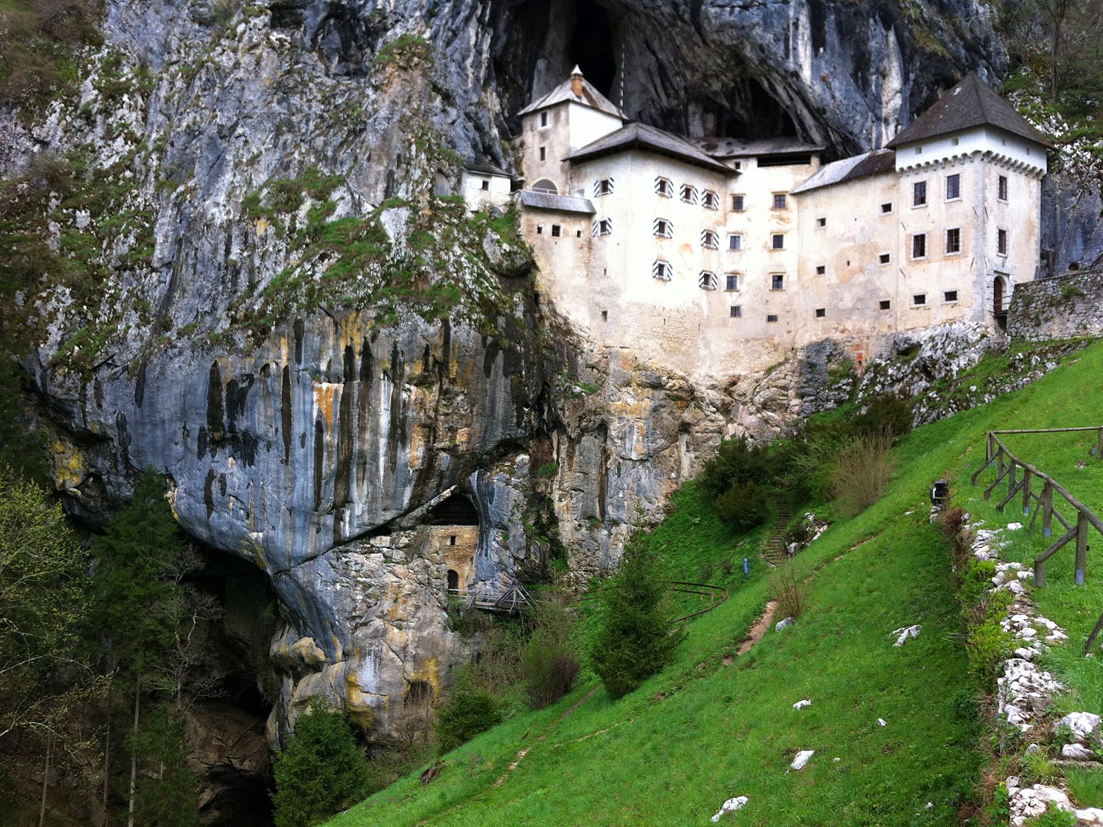 Пещера и Предъямский замок 