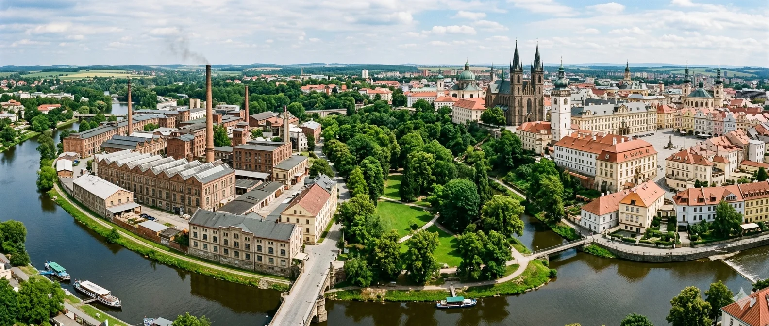 Панорама Градец-Кралове: фабричные корпуса XIX века, зелёный парк и барочные площади