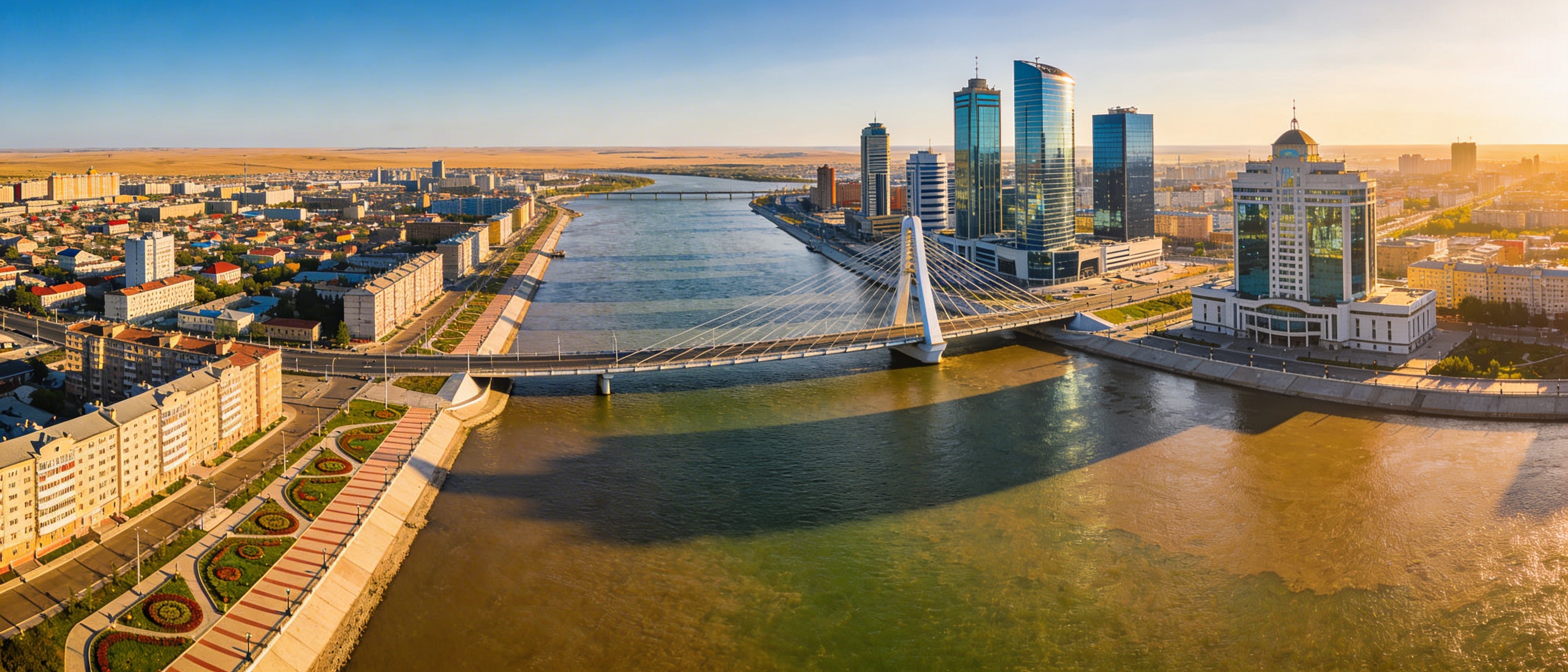 Панорама Атырау: река Урал, пешеходный мост и городской горизонт