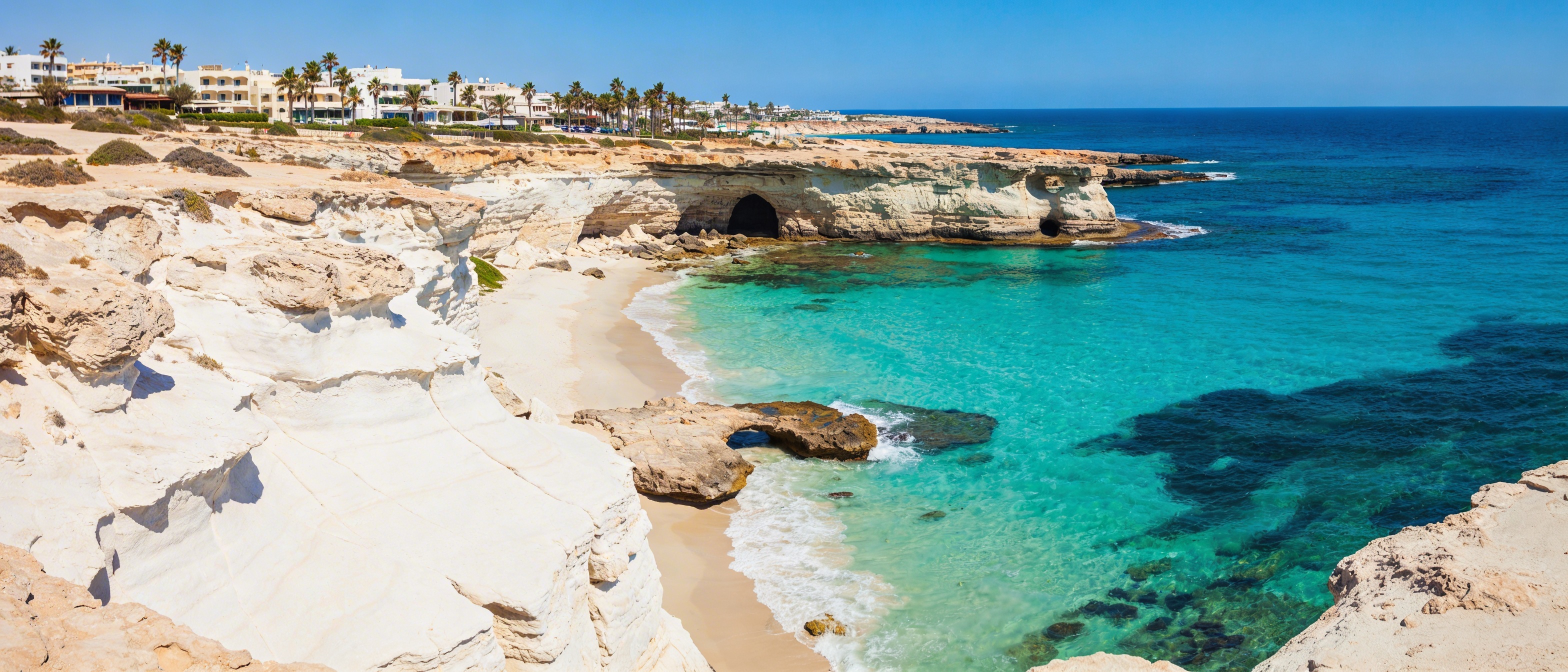 Панорама побережья Айя-Напы с бирюзовым морем и белыми скалами