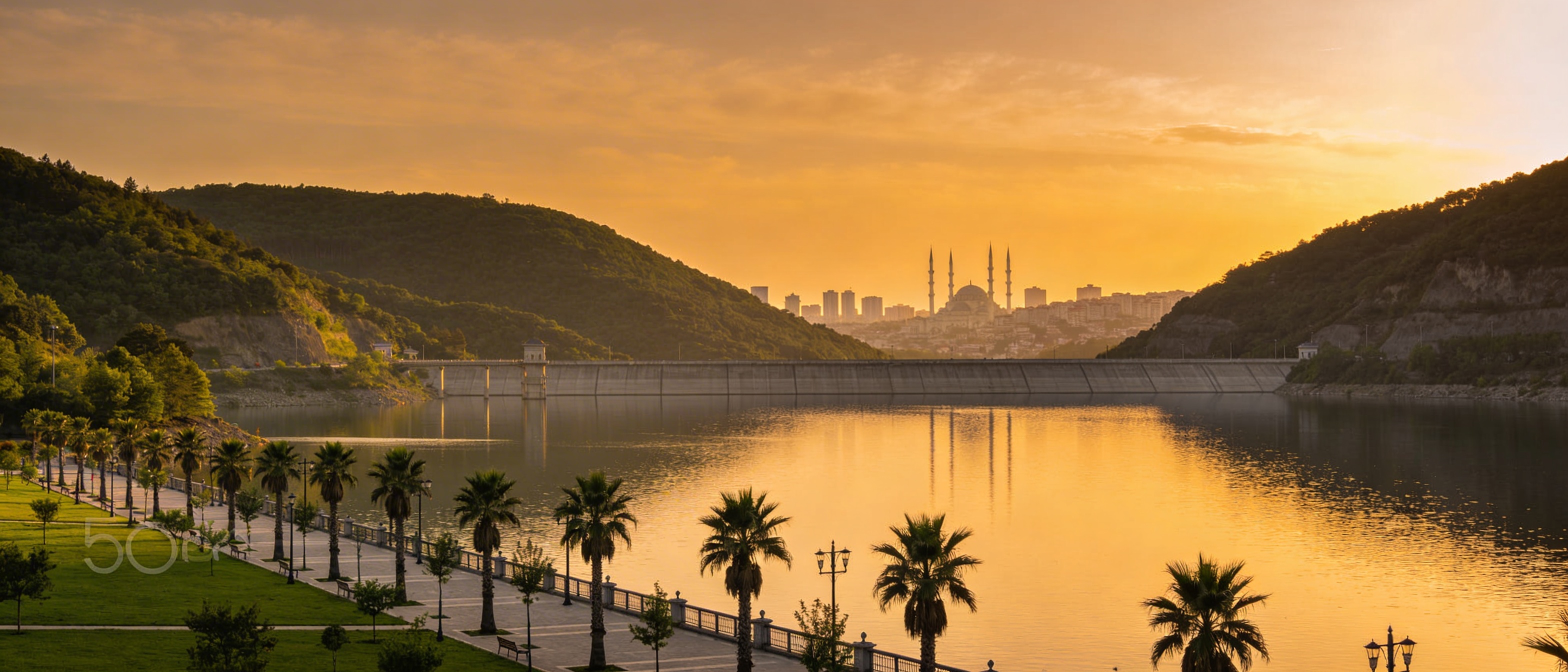 Плотина Сейхан и Меркез-парк на закате с видом на мечеть