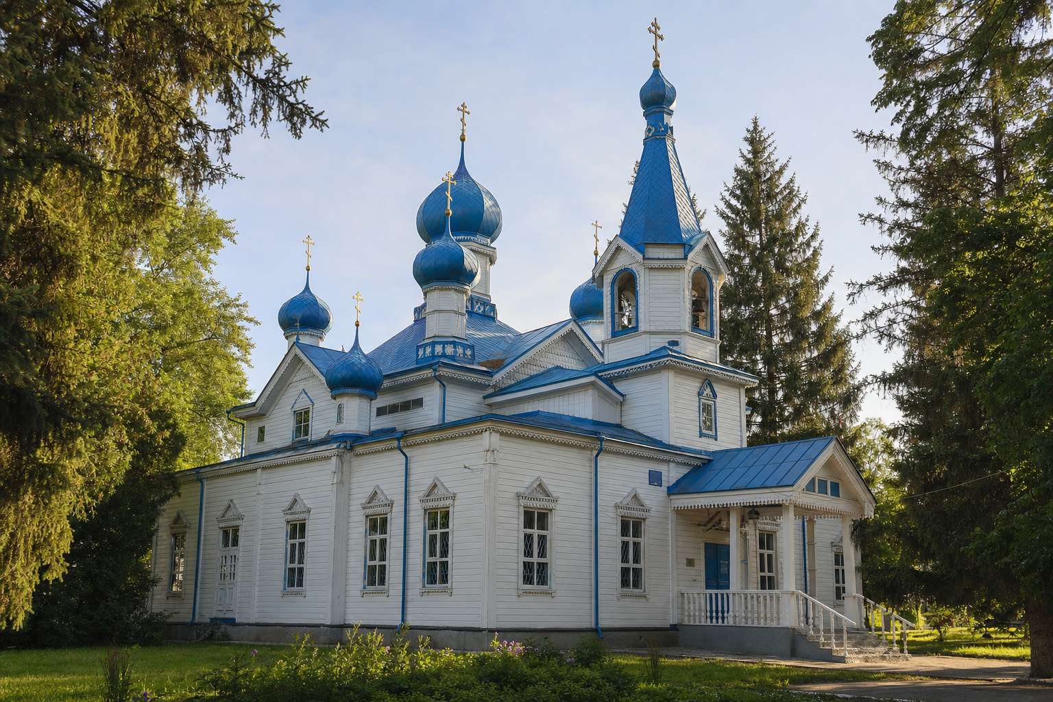 Свято-Троицкая деревянная церковь в Карколе — белый храм с синими куполами среди деревьев