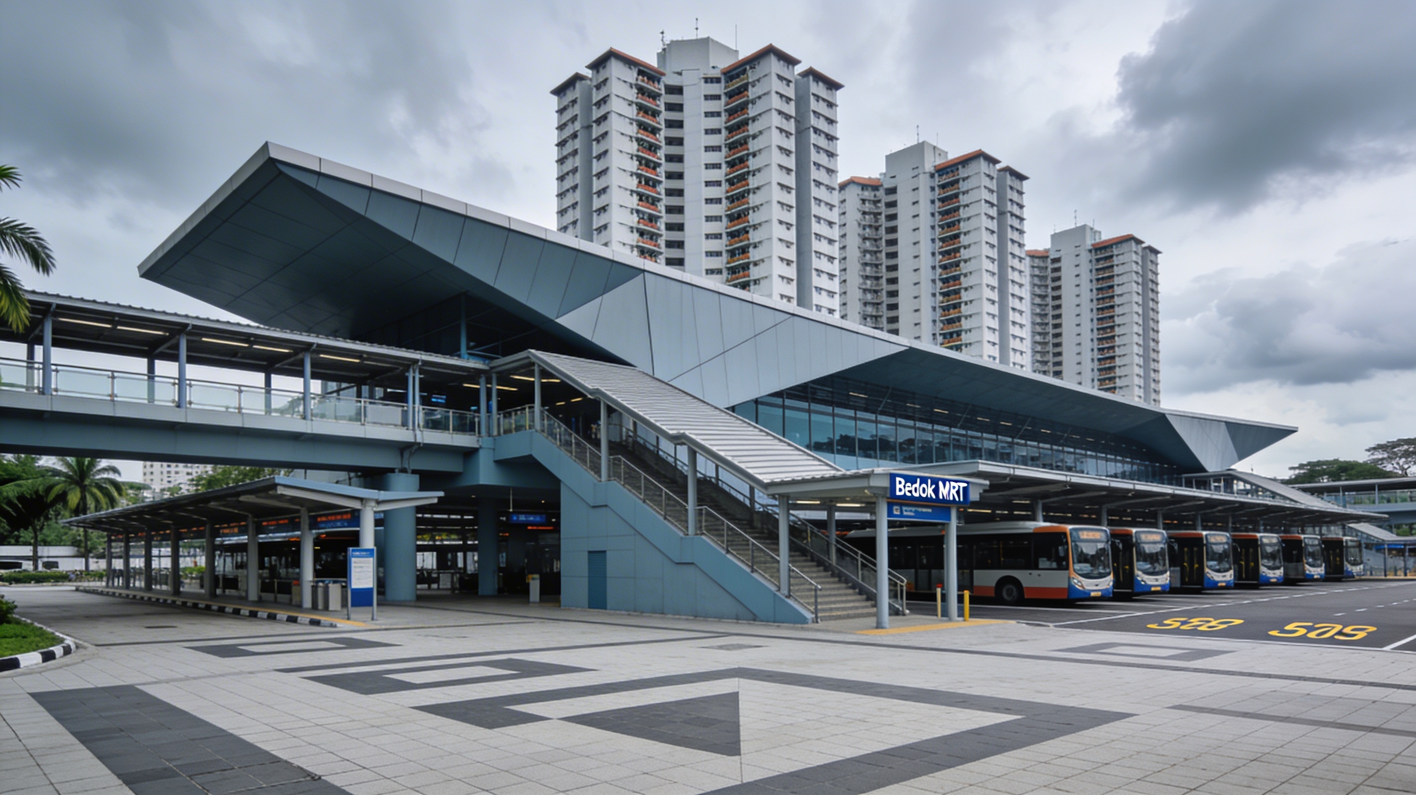 Пение птиц в парке Бедок: клетки на шестах и тропические деревья воскресным утром