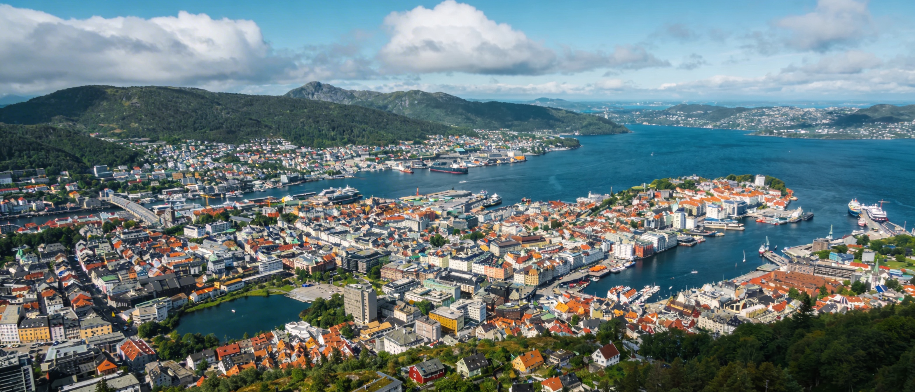 Панорамный вид на Берген с высоты, море, фьорд и горы вокруг города