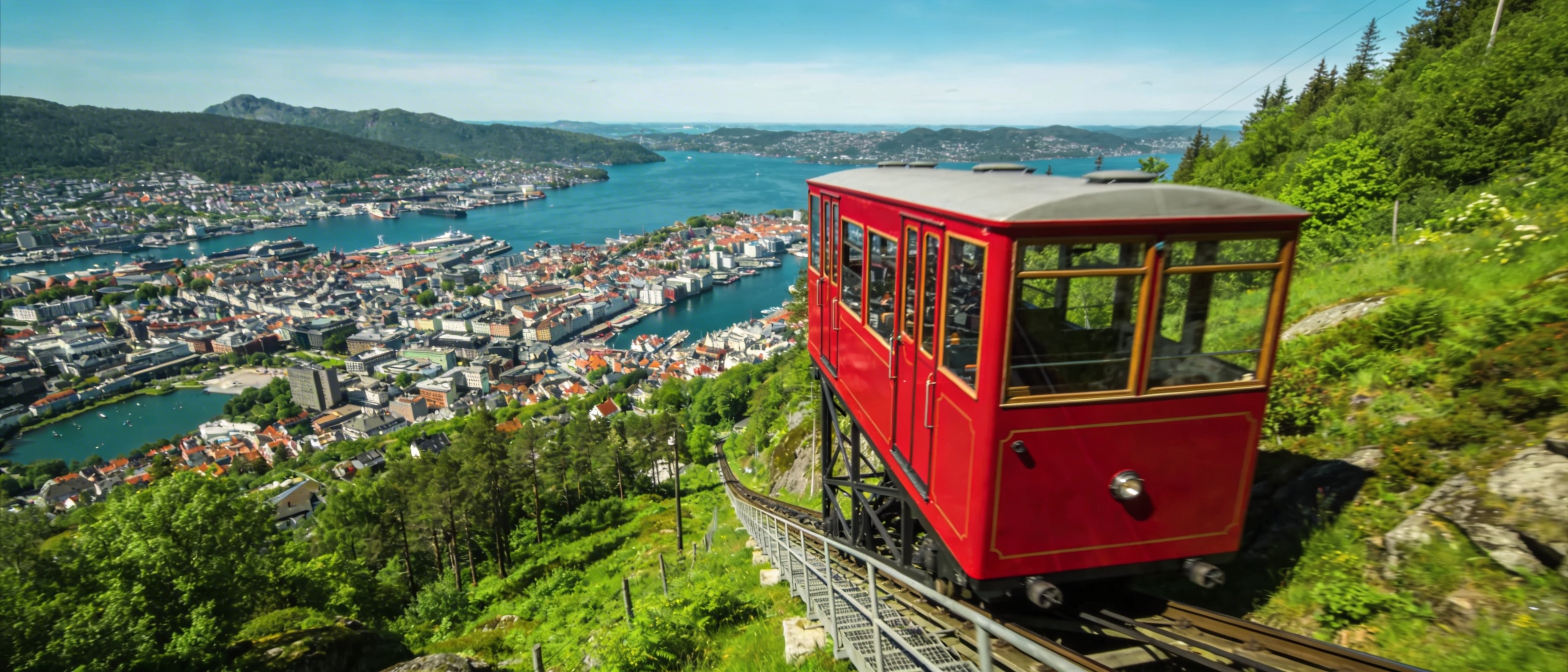 Фуникулёр Fløibanen, поднимающийся на гору Флёйен, и вид на Берген