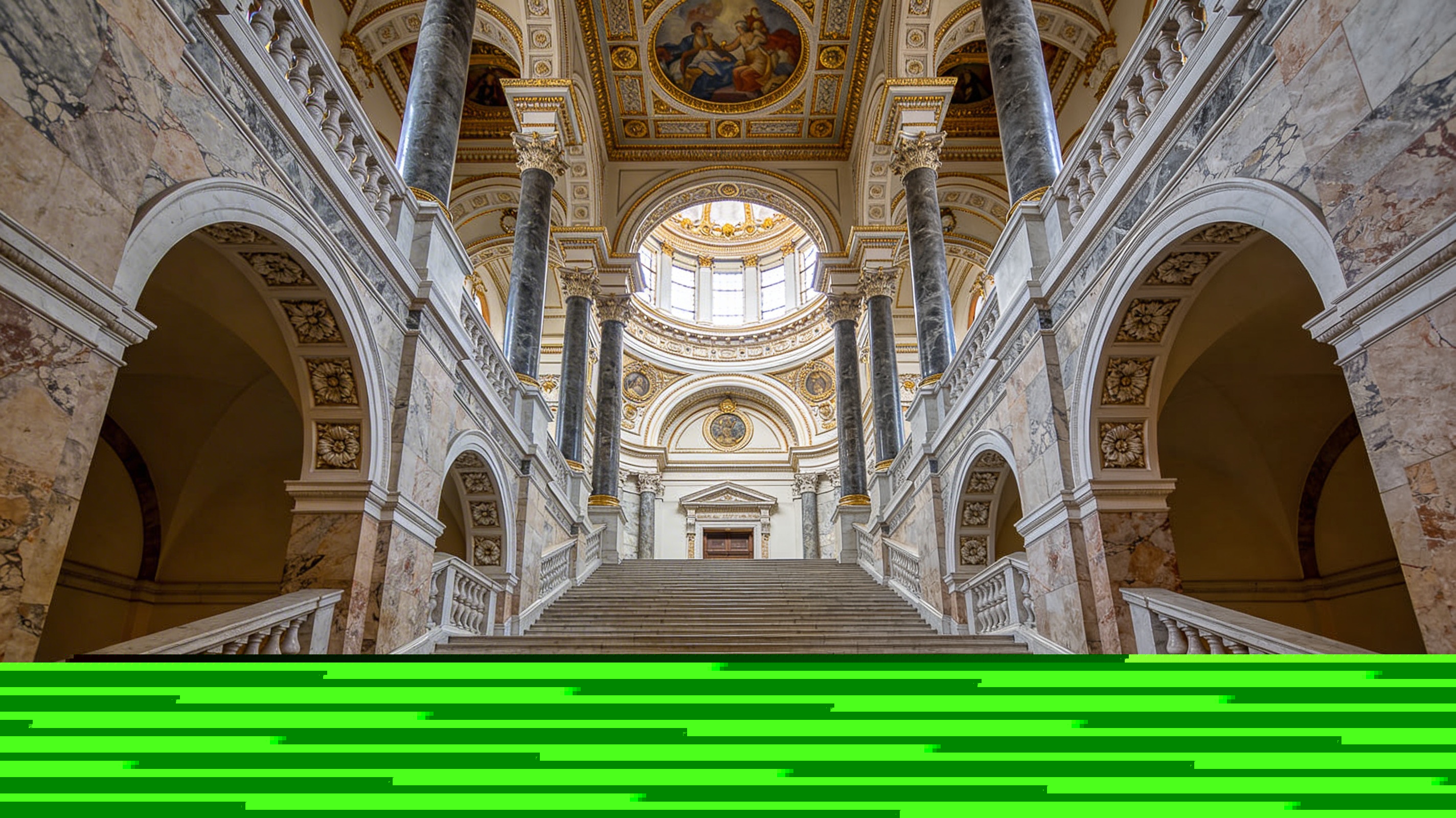 Интерьер Художественно-исторического музея Вены с мраморной лестницей