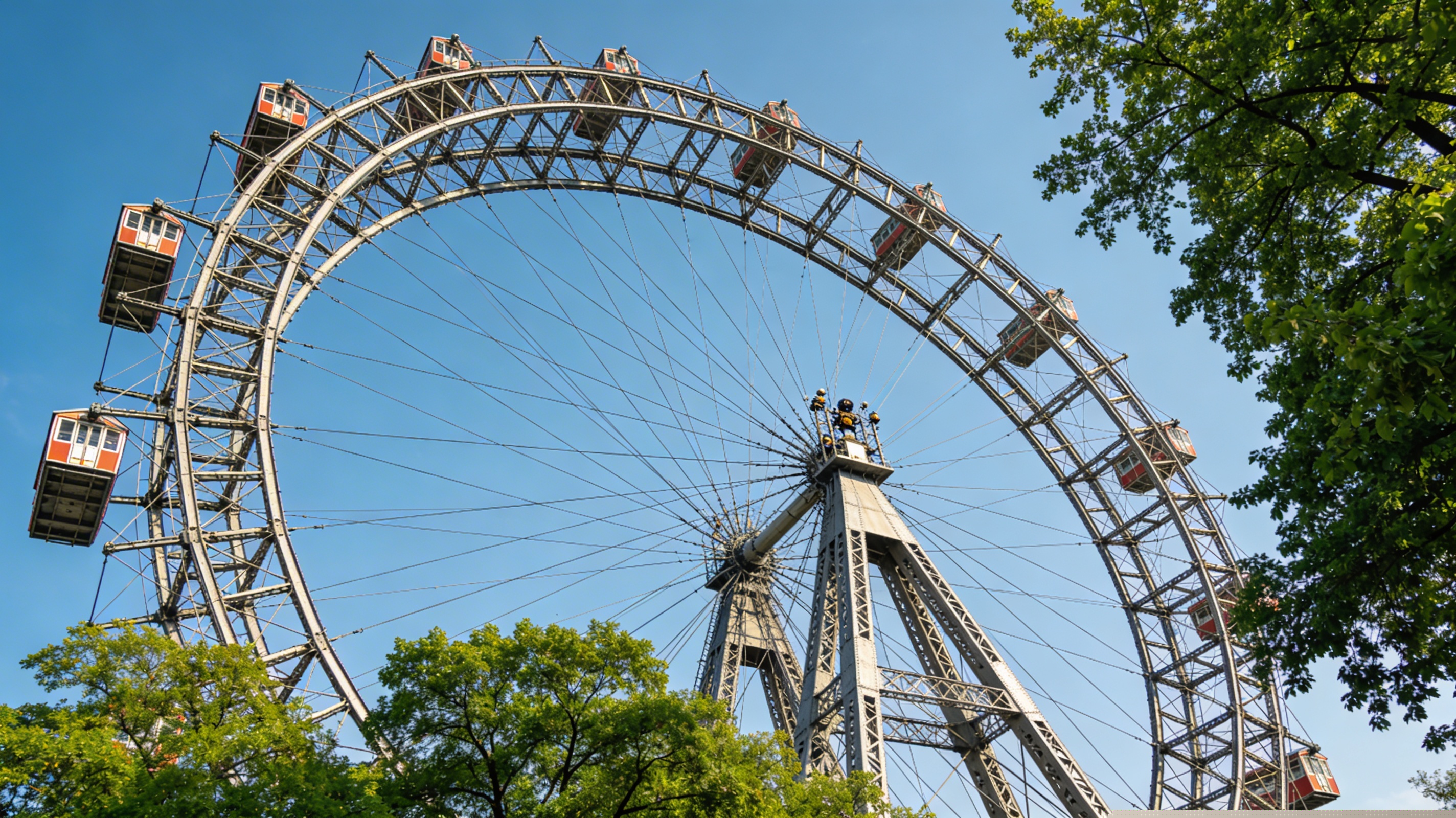 Гигантское колесо обозрения в парке Пратер днём