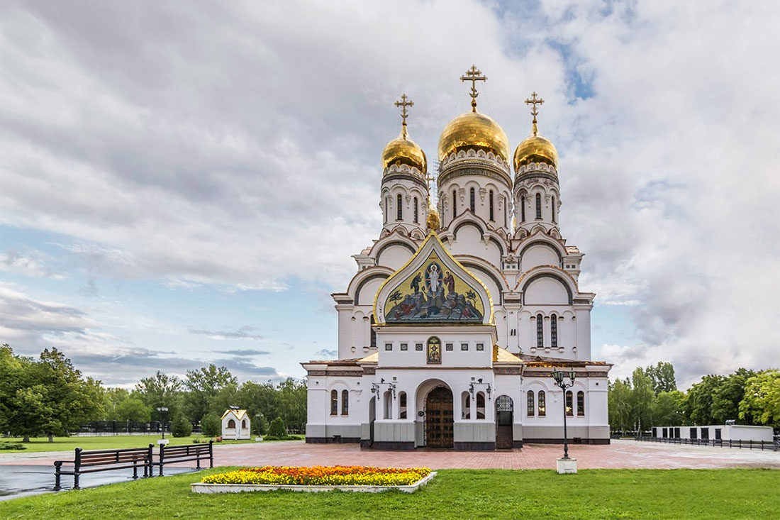 Символ города Церковь и памятник