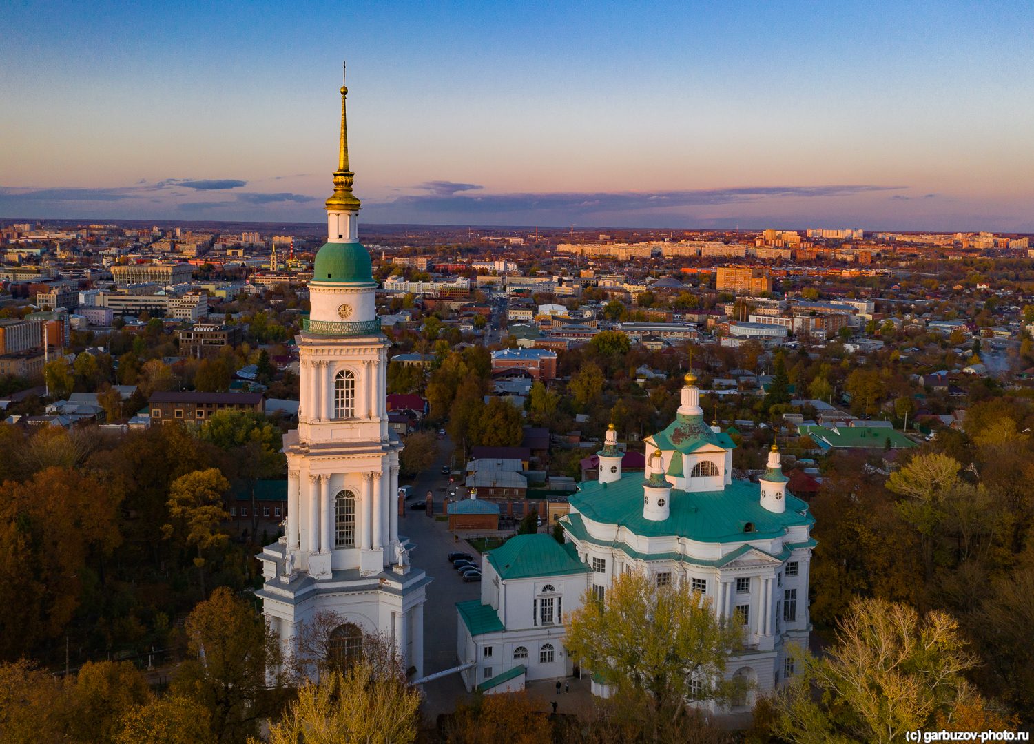 Улица города с колокольней