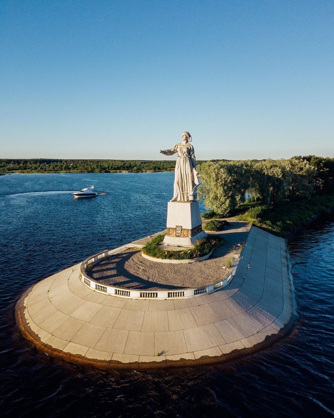 Монумент Волга-мать в Рыбинске