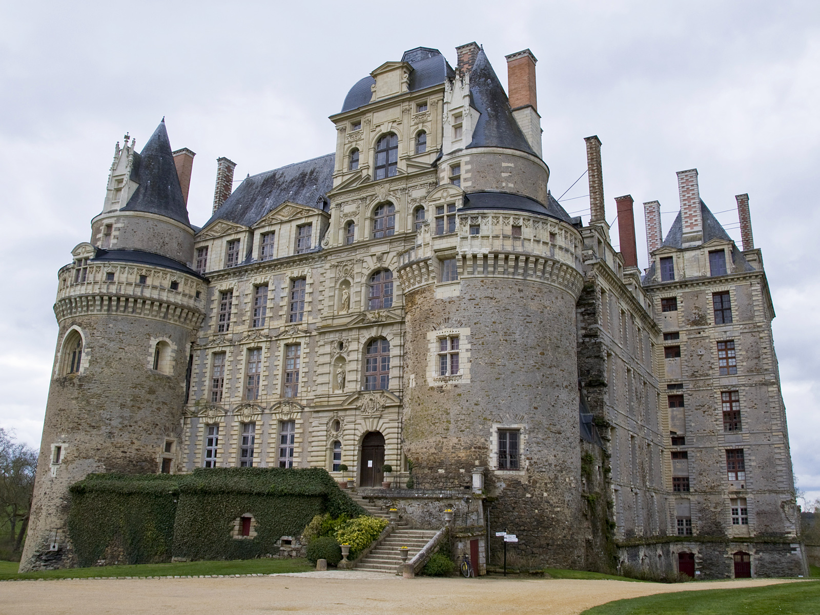 Замок сх. Шато де Бриссак. Замок Бриссак. Замок Анжони Франция. Замок Кутансьер Франция.