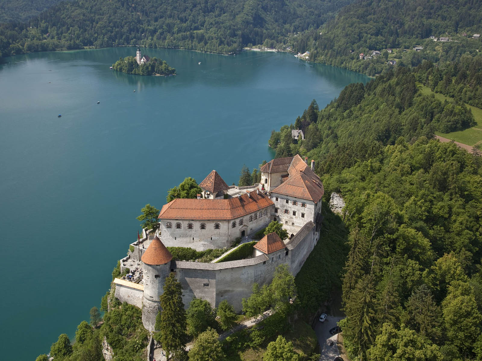 Город озера достопримечательности. Бледское озеро Словения. Замок Блед Словения. Замок на озере Блед в Словении. Словения озеро Блед достопримечательности.