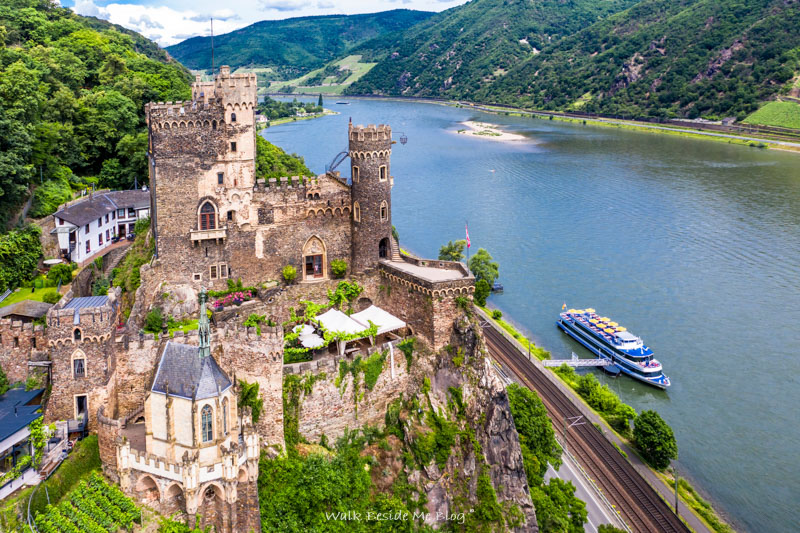 Сказочный замок на реке Рейн в Германии