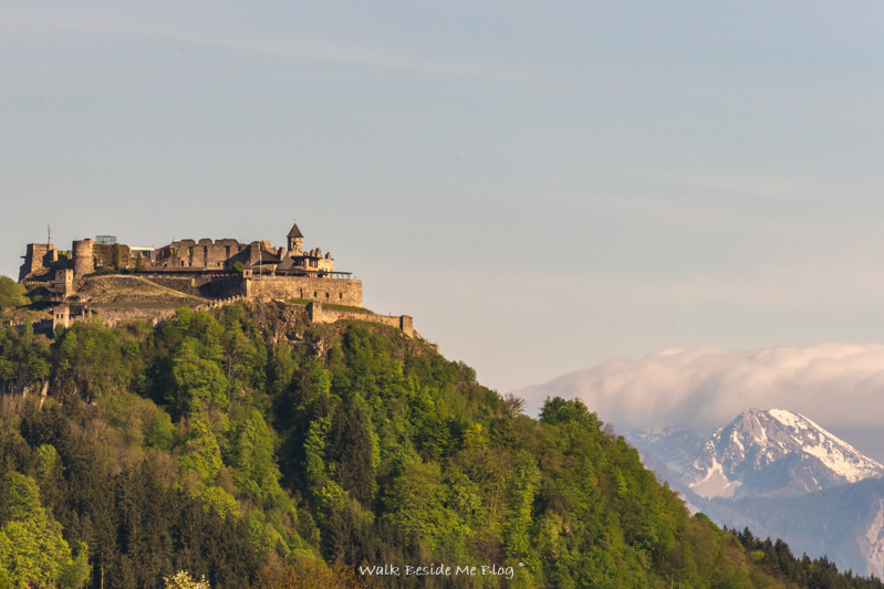 Замок Ландскорн в Австрии и горы вокруг