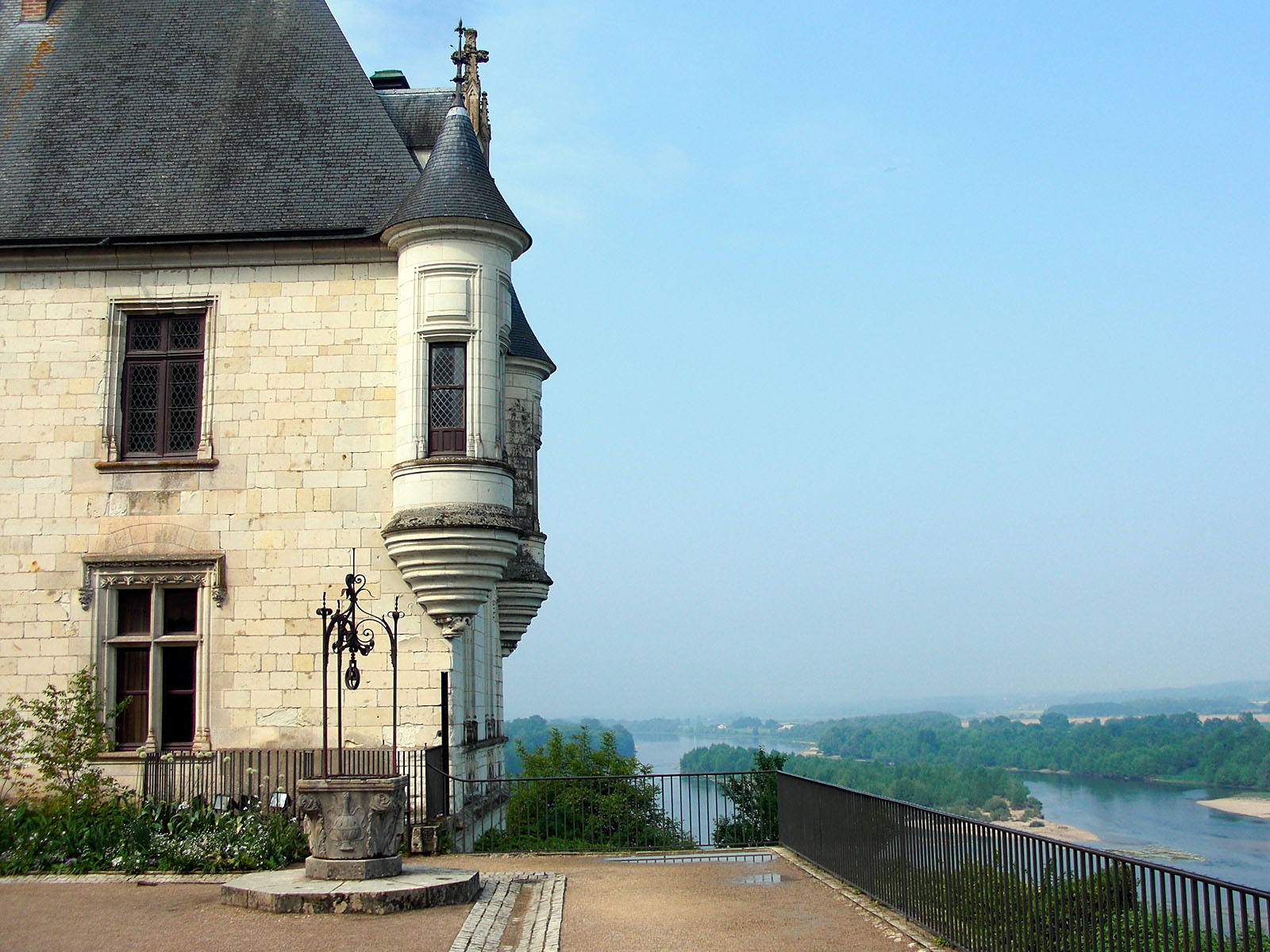 Замок Шомон-сюр-Луар вид на реку