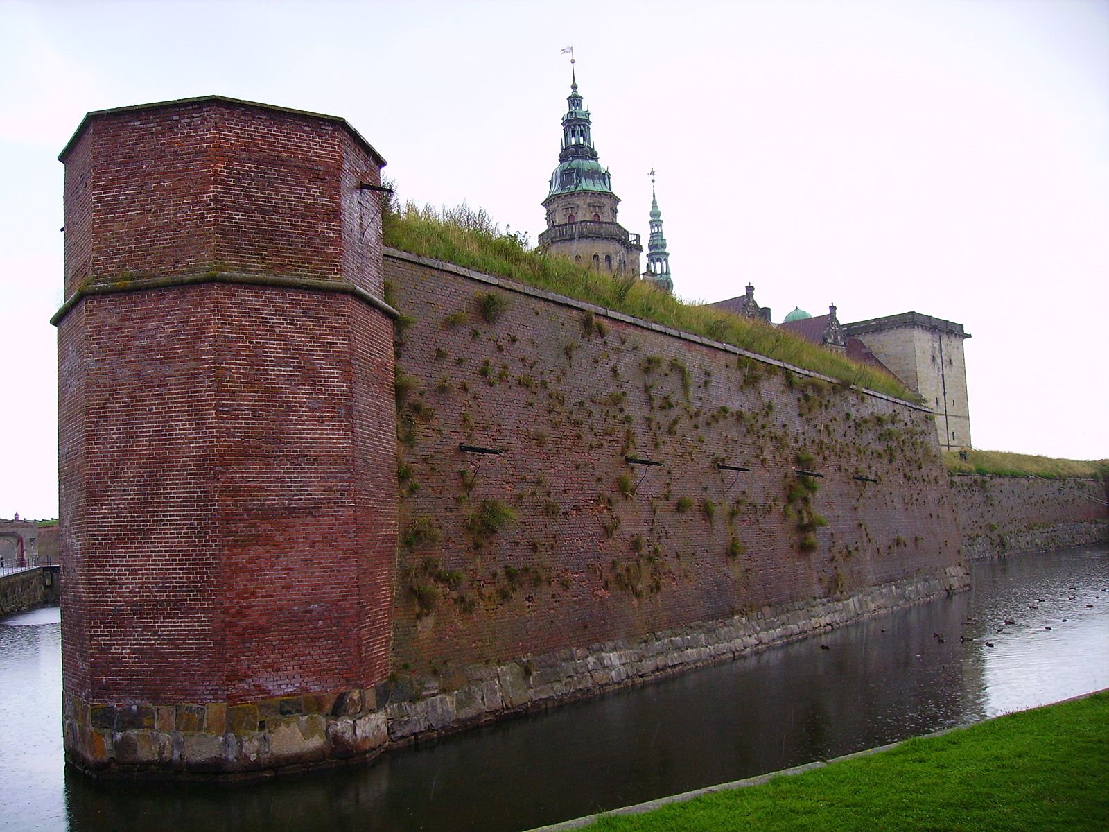 Стена и ров. Замок Кронборг
