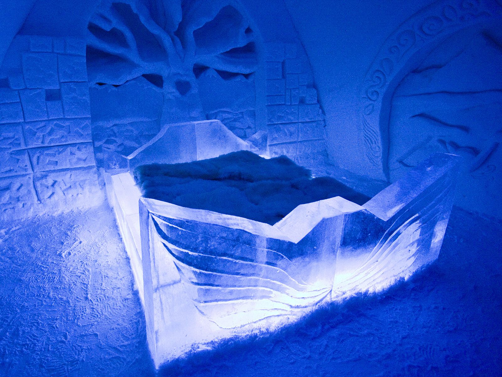 Кровать в Снежном замке