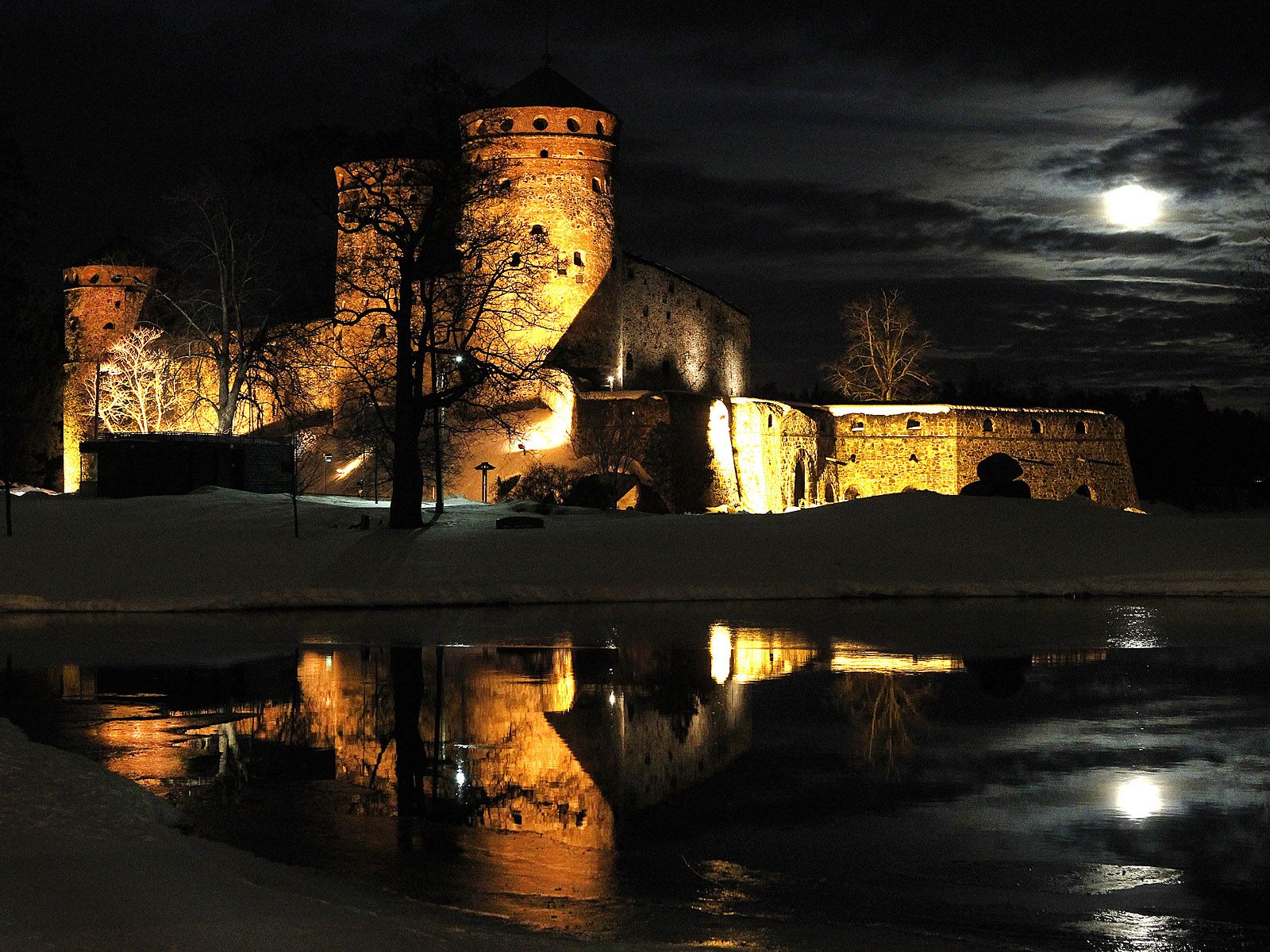 Замок Олавинлинна ночью