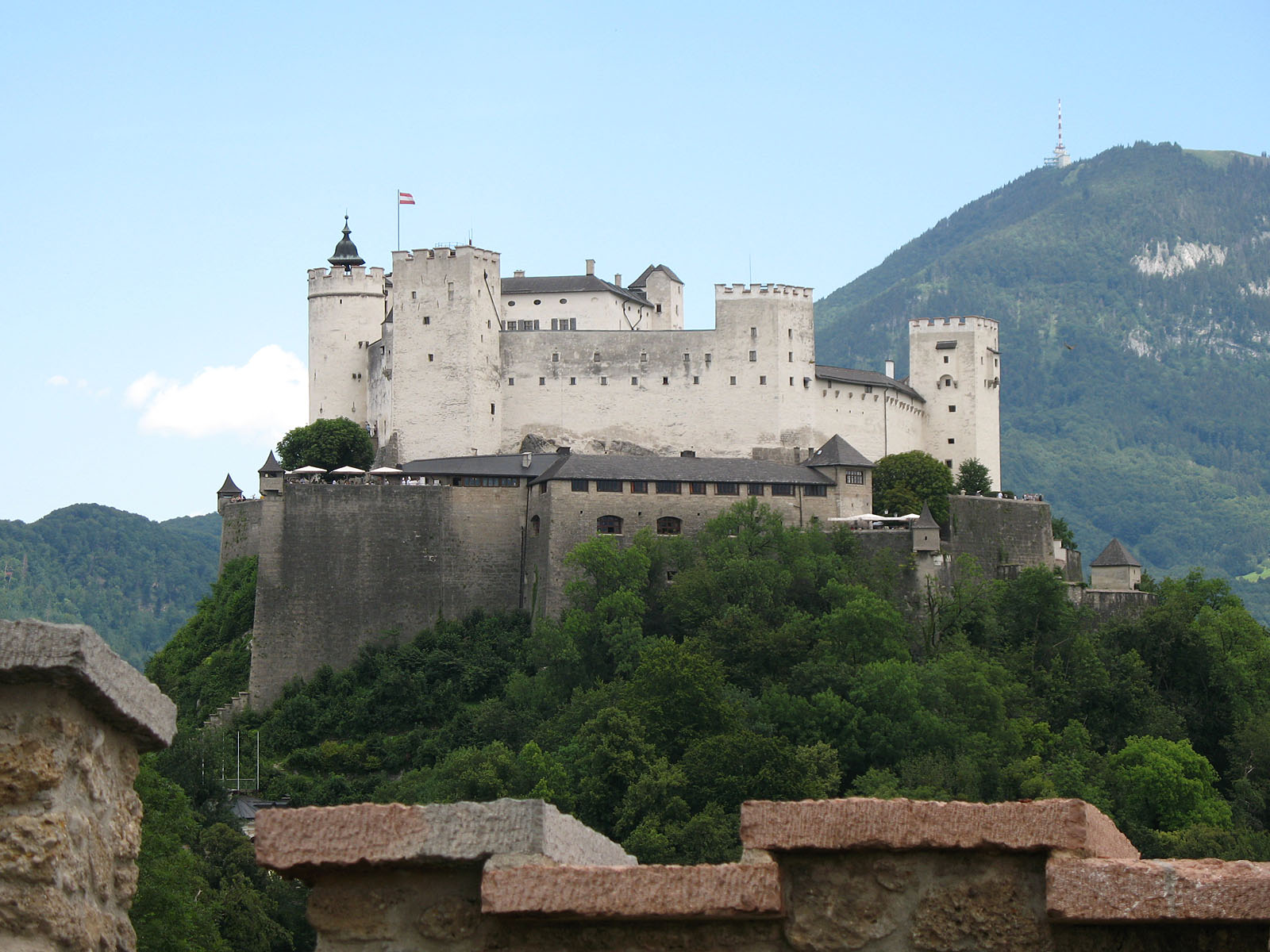 Замок Хоэнзальцбург снизу