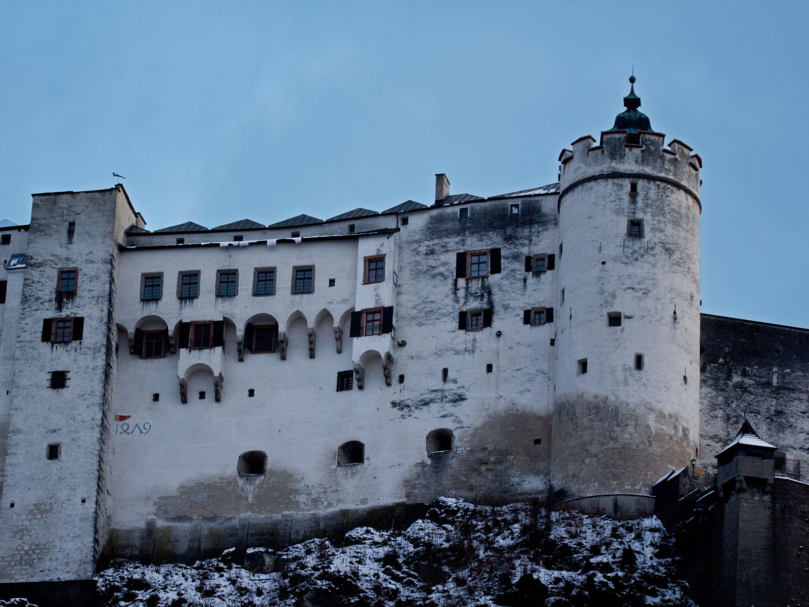 Замок Хоэнзальцбург зима