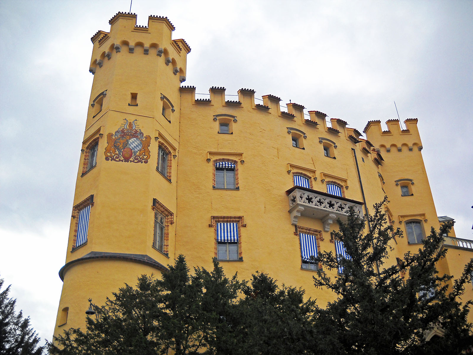 Замок Хоэншвангау герб на стене