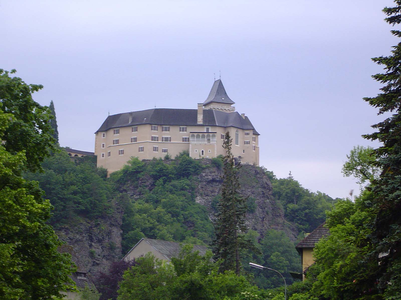 Замок Розенбург издалека
