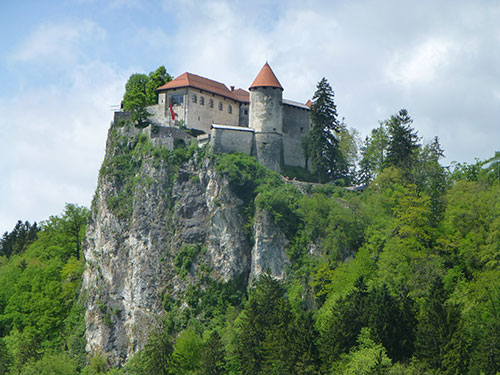 отвесная скала и замок