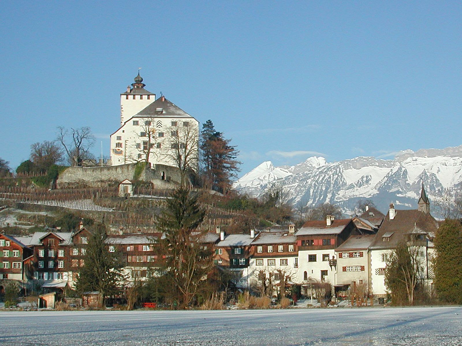 Замок Верденберг зимой вид на горы
