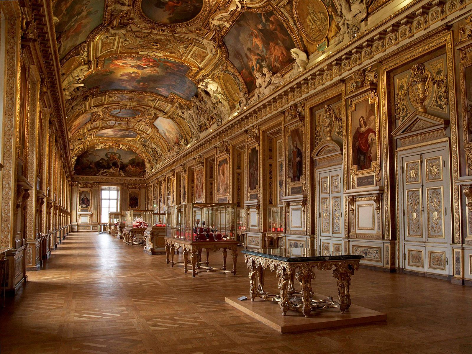 Внутри замка Лувр