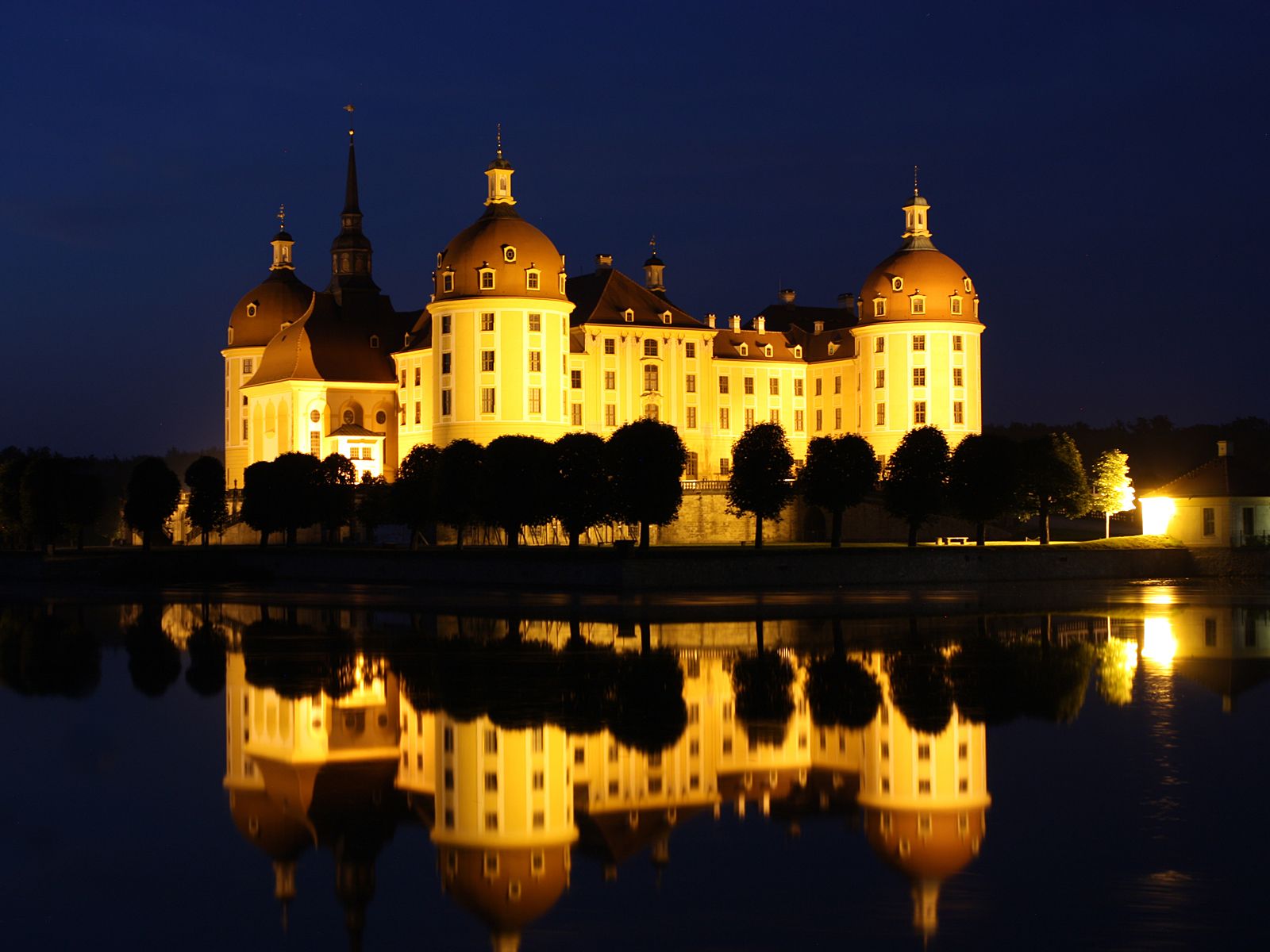 Замок Морицбург ночью