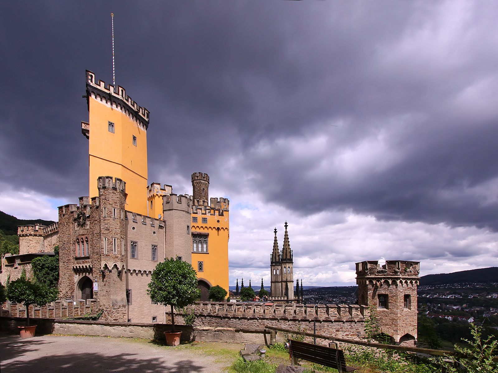 Башни и стены. Замок Штольценфельс