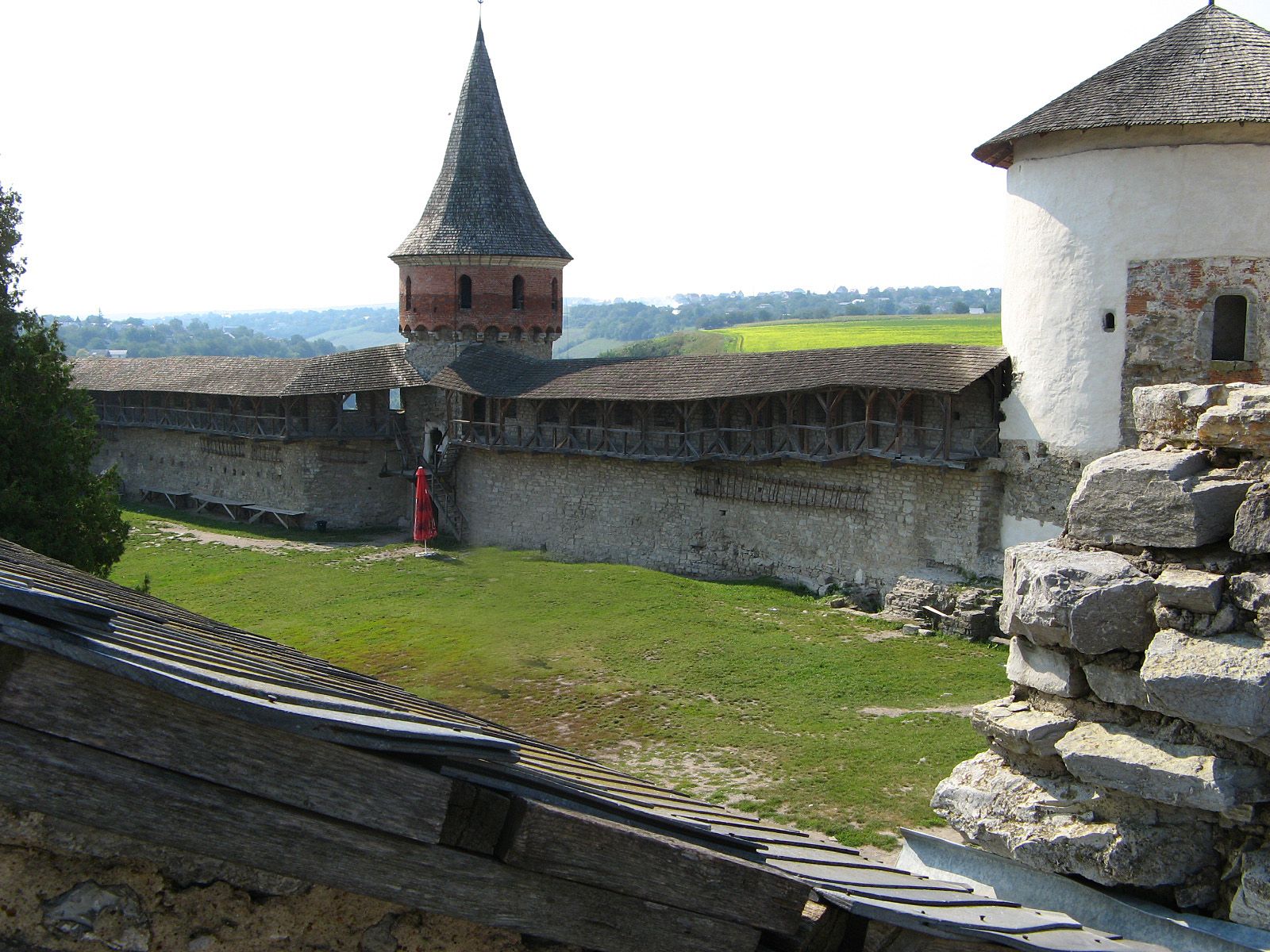 Двор Каменец Подольского замка